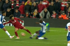 Cựu trọng tài nói gì về tình huống thoát thẻ đỏ của Salah khi Liverpool hạ Porto?