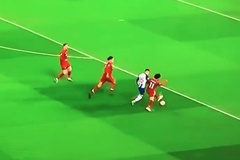NHM Liverpool phát cuồng khi Salah giải vây trong vai… hậu vệ trái