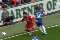 Salah lại bị chỉ trích vì ngã vờ để kiếm phạt đền khi gặp Chelsea