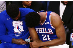 Bấm điện thoại ngay trong lúc đấu Playoffs, trung phong Philadelphia 76ers dính án phạt từ NBA