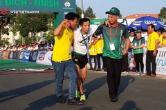 Khoảnh khắc rút đích suýt ngã quỵ đầy xúc động của nhà vô địch Mekong Delta Marathon 2019