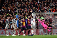 Cú đá phạt của Messi vào lưới Liverpool xem còn phê hơn qua góc nhìn trên khán đài