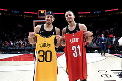 Stephen Curry chia sẻ thật lòng về cảm giác "sai sai" khi đối đầu với em trai Seth Curry tại NBA Playoffs