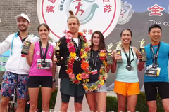 Bệnh nhân ung thư não chiến thắng Great Wall Marathon, giải chạy ‘khó nhằn’ nhất thế giới