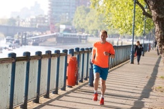 Chạy marathon mỗi sáng trước khi đi làm, ông bố hai con muốn lập kỷ lục siêu khó