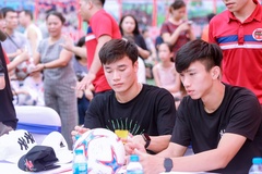 Tuyển thủ Việt Nam góp phần "nuôi dưỡng" ước mơ chơi bóng cho trẻ em trong lễ khai giảng của trung tâm H.Y.S