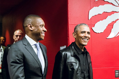 Cựu tổng thống Mỹ Barack Obama đến xem màn lội ngược dòng ngoạn mục của Warriors tại Game 2 NBA Finals