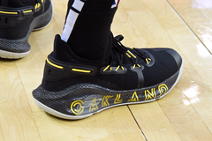 Stephen Curry gửi món quà cuối cùng cho Oakland với 30 đôi giày siêu đặc biệt