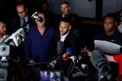 Neymar nói gì khi phải chống nạng đi trả lời thẩm vấn cáo buộc hiếp dâm?