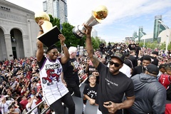 Dù bị đánh bại, Warriors vẫn có món quà bất ngờ tặng cho Toronto Raptors trong ngày diễu hành