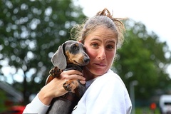 Thua nhanh trên quê hương, tay vợt nữ số 1 nước Anh ôm chó vào phòng họp giải sầu