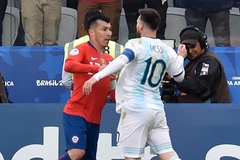 "Kẻ thù" bất ngờ bảo vệ Messi, trọng tài chính giải thích quyết định rút thẻ đỏ