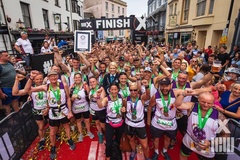 Kỷ lục thế giới ‘chạy marathon người nối người’ lại bị phá