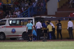 Ngoại binh Khánh Hòa nhập viện cấp cứu ngay trong trận đấu với Hà Nội FC