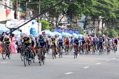Tay đua Hàn Quốc giành áo vàng lẫn áo xanh chặng 2 giải xe đạp nữ quốc tế truyền hình An Giang