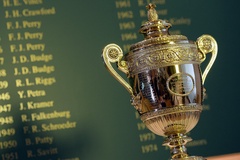Nét thú vị độc nhất trên chiếc Cúp vô địch Wimbledon được trao cho Djokovic