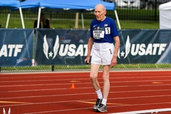 Cụ ông 96 tuổi lập kỷ lục thế giới nhóm tuổi chạy 5km