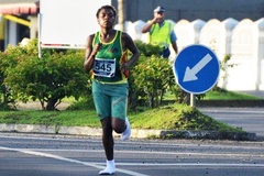 Nữ vận động viên Vanuatu vô địch chạy 21km Pacific Games khi chỉ đi tất