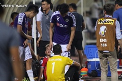 Cầu thủ Hà Nội có hành động bất ngờ sau sai lầm của Tấn Trường