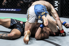 Lỗi trong MMA: Lỗi lên gối khi võ sĩ nằm trên đất (Phần 4)