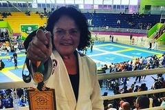 Cụ bà 67 tuổi vô địch BJJ, được công nhận đai đen ngay sau trận đấu
