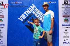 Những vận động viên đầu tiên chạm tay vào racekit Vietnam Mountain Marathon 2019