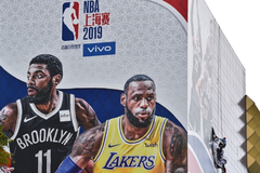 Banner trận đấu giữa Nets và Lakers đã bị tháo dỡ hoàn toàn