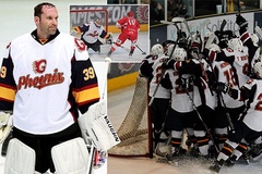 Petr Cech được tôn vinh ngay lần đầu đấu khúc côn cầu trên băng