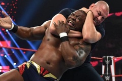Cain Velasquez đánh như diễn hề tại WWE RAW