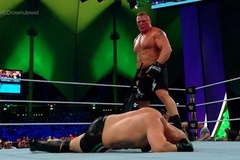 Brock Lesnar phục thù Cain Velasquez trong trận WWE "dở như hạch"