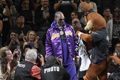 Rapper Snoop Dogg làm bình luận viên trong trận đấu của LA Lakers
