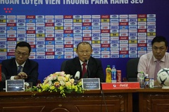 Thầy Park thay đổi biểu cảm liên tục trong lễ ký kết gia hạn hợp đồng
