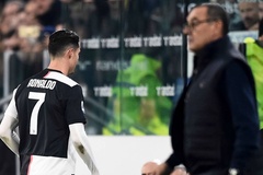 Ronaldo lặp lại tình trạng "đau khổ" của Hazard với Sarri ở mùa trước