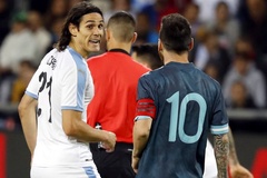 Messi đụng độ với Cavani trước khi ghi bàn thứ 70 cho Argentina