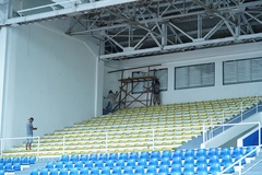 Sân bóng trận U22 Việt Nam gặp U22 Indonesia vừa đá vừa sửa