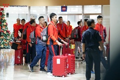 Đoàn thể thao Việt Nam đổ bộ nhuộm đỏ sân bay Manila trước ngày khai mạc SEA Games 30