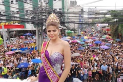 Chiêm ngưỡng sắc đẹp Hoa hậu Philippines diễu hành cùng đoàn Thể thao Việt Nam tại lễ khai mạc SEA Games 30
