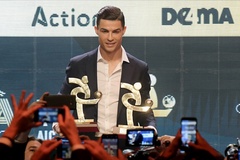Ronaldo cũng ẵm một giải thưởng danh giá khi Messi đoạt Quả bóng vàng