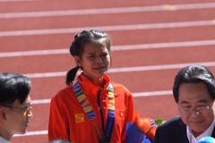Hồng Lệ khóc như mưa, đứng không vững khi nhận huy chương đồng marathon SEA Games 30