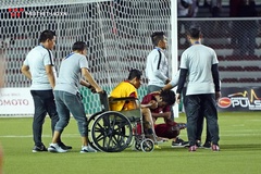 Cầu thủ U22 Indonesia ngồi xe lăn an ủi đồng đội sau thất bại trước U22 Việt Nam