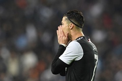 Ronaldo gây sốc khi tháo bỏ huy chương sau thất bại với Juventus