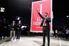 Klay Thompson cảm động ngày treo áo tại Washington State, LeBron cùng Curry chung vui