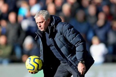 Mourinho bị chế giễu bởi chiến thuật không tiền đạo cho Tottenham