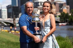 Ông bố lái taxi - bí quyết vô địch Úc Mở rộng của Sofia Kenin