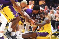 LeBron James bỗng hoá thành Stephen Curry, Lakers "sweep" Spurs tại Regular Season