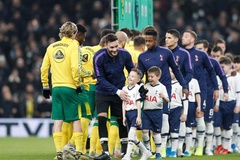 Ngoại hạng Anh gây sốc với phí "mua suất" trẻ em được dắt tay ra sân