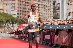 Đồng đội “Thần gió Kenya” Eliud Kipchoge phá sâu kỷ lục thế giới chạy 5km