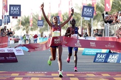Cô gái Ethiopia đánh bại “Nữ hoàng marathon Kenya” để lập kỷ lục thế giới chạy 21km nữ