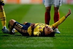 Tiền  vệ Arsenal phải thở oxy và chống nạng rời sân sau chấn thương