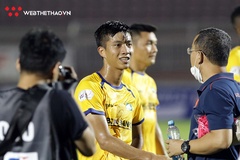 Trợ lý thầy Park gặp riêng Văn Đức sau trận đấu trên sân Thống Nhất